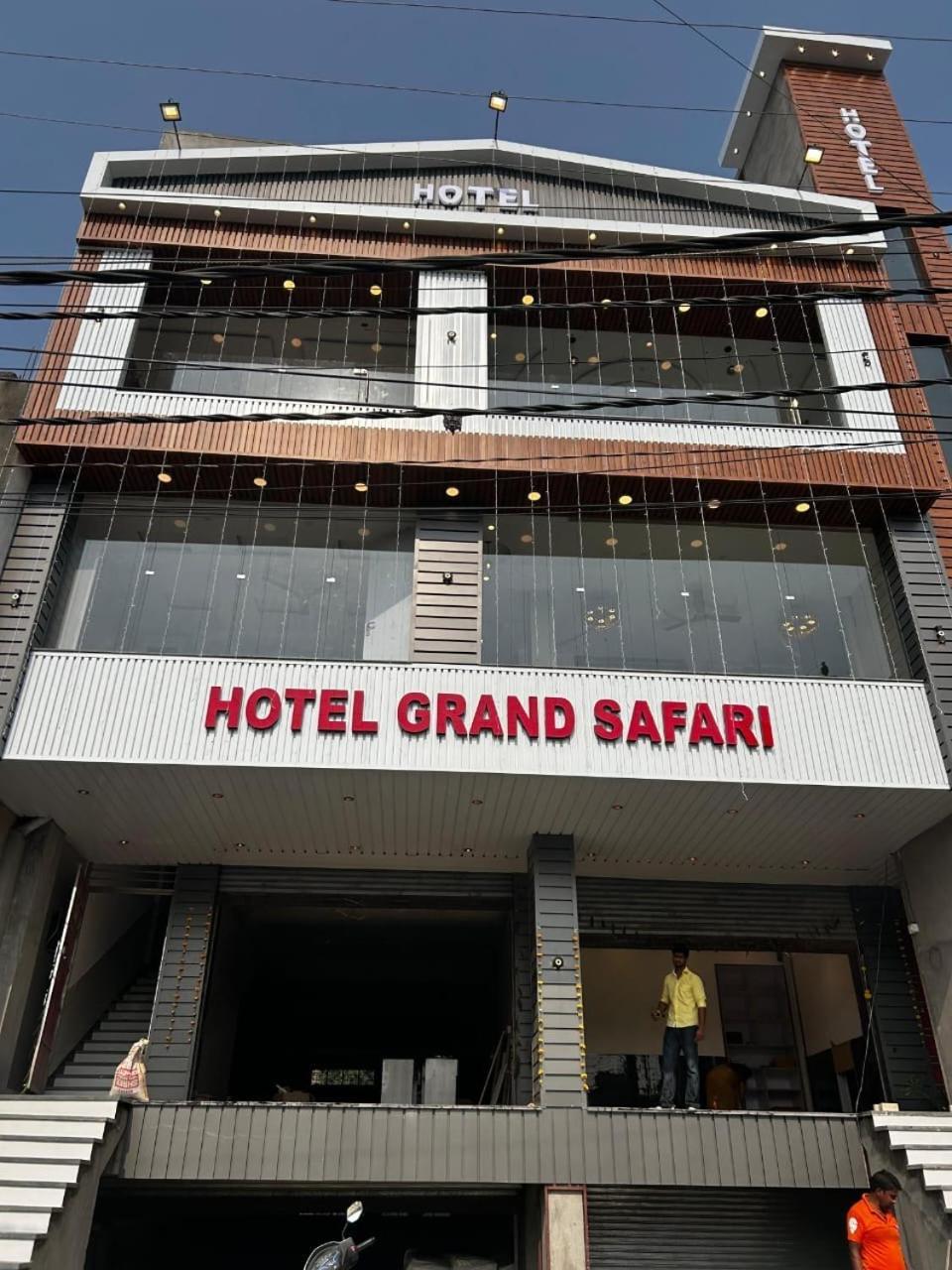 Hotel Grand Safari Kotdwāra Buitenkant foto
