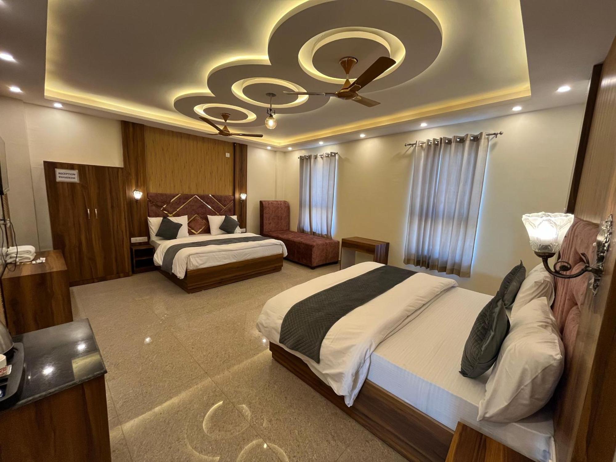 Hotel Grand Safari Kotdwāra Buitenkant foto